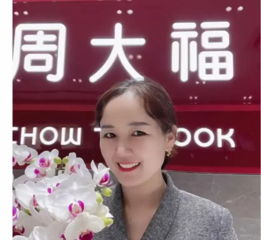 盐城周大福金店一拖三事件完整版视频-射阳周大福一拖三全程回顾-在线观看无删减